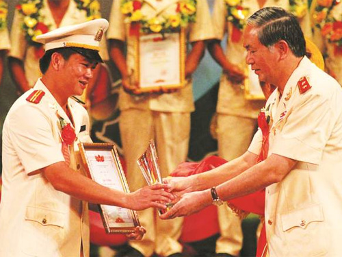 ການປະຊຸມຂ່າວຍ້ອງຍໍສັນລະເສີນຊາວຫນຸ່ມຕຳຫລວດດີເດັ່ນປີ 2012